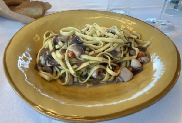 Fettuccine con capesante e radicchio del Ristorante Alberto Capo